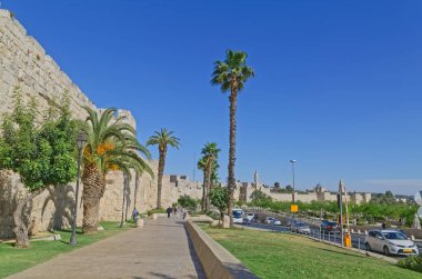 JERUSALEM, ISRAEL - 18 Mayıs 2016: İnsanlar Jaffa Kapısı 'na gitmek ve gitmek için Eski Şehrin batı kıyısında yürüyorlar.