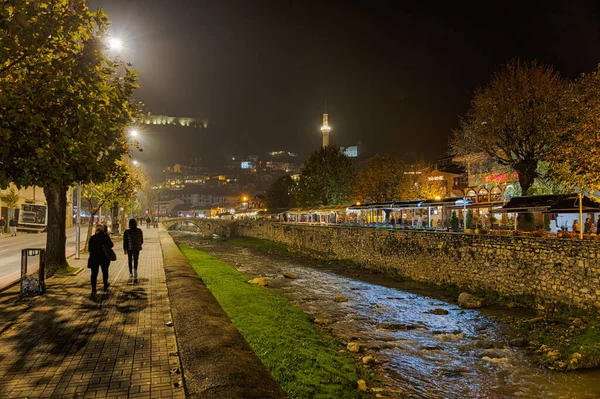 Prizren Kosovo Novembre 2022 Persone Che Passeggiano Lungo Vecchio Ponte — Foto Stock
