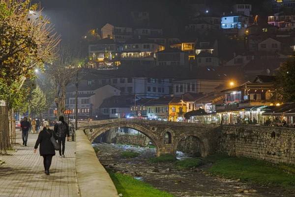 Prizren Κοσσυφοπεδιο Νοεμβριου 2022 Άνθρωποι Περπατούν Δίπλα Από Παλιά Πέτρινη — Φωτογραφία Αρχείου