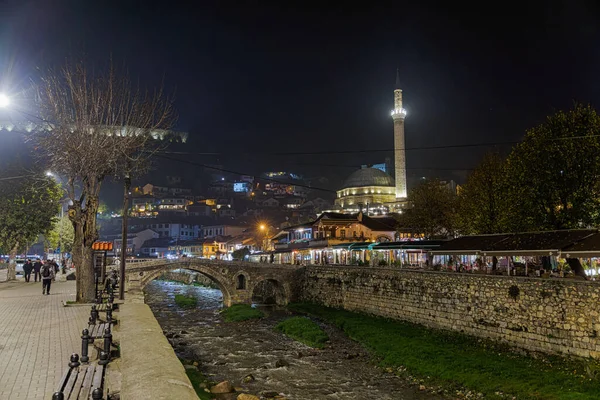 Prizren Κοσσυφοπεδιο Νοεμβριου 2022 Άνθρωποι Περπατούν Από Παλιά Πέτρινη Γέφυρα — Φωτογραφία Αρχείου