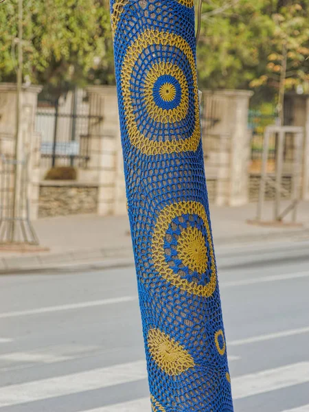 Prizren Kosovo November 2022 Tree Trunk Dressed Crocheted Shirt Front — Stock Photo, Image