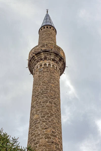 Prizren Kosovo 2022年11月13日 乌云密布的阿拉斯塔清真寺尖塔的垂直照片 — 图库照片