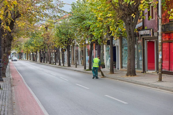 Prizren Kosovo 11月13 2022 11月の曇りの朝に旧市街の新しい部分に捨てられた通りを掃き掃除 — ストック写真