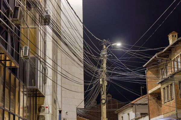 Ein Strommast Mit Einem Wirrwarr Von Drähten Der Dunklen Straße — Stockfoto