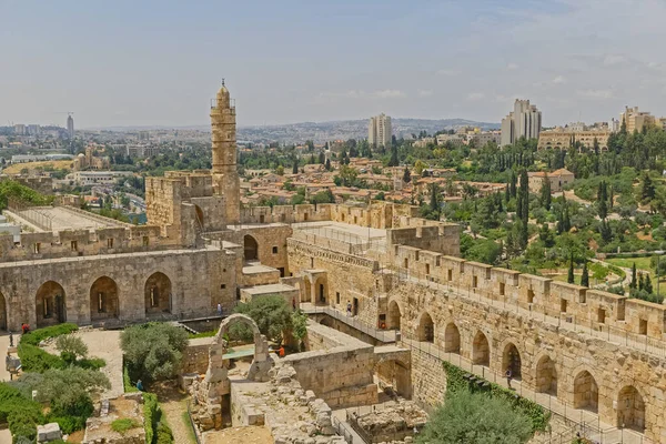 Jerusalem Israel 2016年5月18日 旧市街のジャファ門の入り口付近にあるダヴィッド塔の中庭とオスマン帝国のミナレットの考古学的発見の眺め — ストック写真