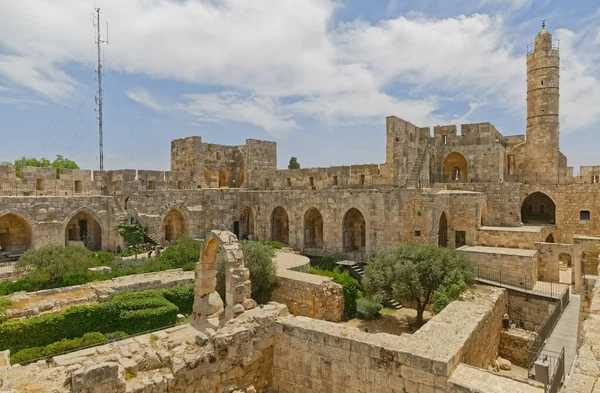 イスラエル ジェルサレム2016年5月18日 旧市街のヤッファ門の入り口付近に位置するダヴィッド塔の中庭とオスマン帝国のミナレットにある考古学的発見の垂直方向の眺め — ストック写真