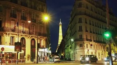 PARİS, FRANSA - 9 Temmuz 2015: Paris sokaklarında Eyfel Kulesi 'ne doğru gece yürüyüşü.