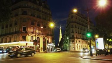 PARİS, FRANSA - 9 Temmuz 2015: Paris sokaklarında Eyfel Kulesi 'ne doğru gece yürüyüşü.