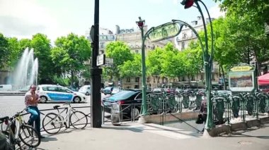 Paris, Fransa - 9 Temmuz 2015: Şehir merkezindeki ünlü Trocadero'nun etrafından geçen insanlar ve araba trafiği.