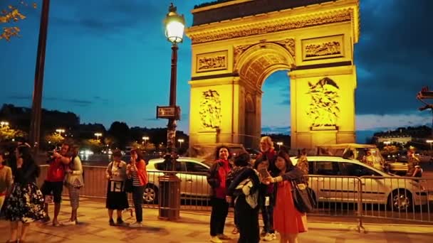2015年7月9日 游客们夜晚在著名的凯旋门前摆姿势拍照 — 图库视频影像