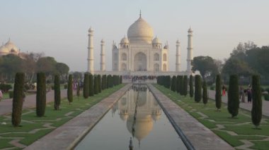 AGRA, Hindistan - 5 Mart 2018: Turistler Taj Mahal 'i görüyor, keşfediyor ve hayranlık duyuyorlar