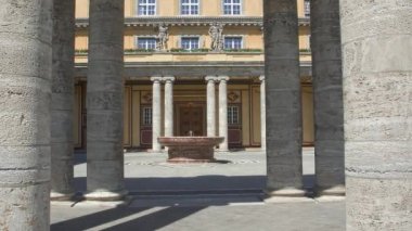 MUNICH, GERMANY - 4 Haziran 2015: Koniginstrasse 107 'deki eski binanın avlusu, 1912-13 yılları arasında Oswald E. Bieber ve Wilhelm Hollweck tarafından inşa edilen kale benzeri kompleks..