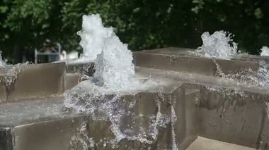 Kristal çeşme Kristallbrunnen yavaş çekimde, Münih 'te İngiliz bahçesi yakınlarında..