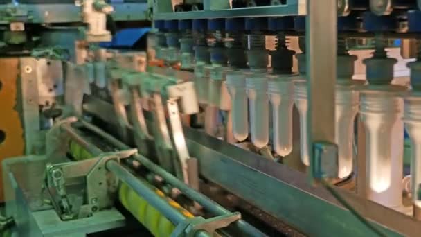 奶类产品的塑料瓶在生产过程中膨胀前经过生产线 — 图库视频影像