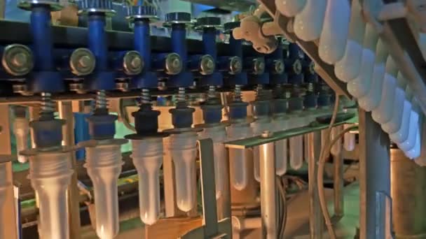 奶类产品的塑料瓶在生产过程中膨胀前经过生产线 — 图库视频影像
