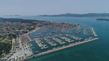 Biograd marinasının ve Dalmaçya Hırvatistan 'ın eski kentinin havadan görüntüsü yükselişte.