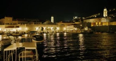 DUBROVNIK, CROATIA - 28 AĞUSTOS 2019 Yazın geceleri eski kasaba limanı.