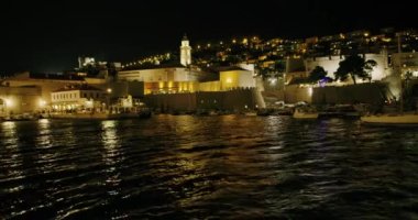 DUBROVNIK, CROATIA - 28 AĞUSTOS 2019 Yazın geceleri eski kasaba limanı.