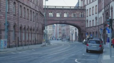 FRANKFURT AM MAIN, GERMANY - 18 Ocak 2019 Trafiği güneşli kış sabahı Braubachstrasse caddesinde İç Çekiş Köprüsü ile Eski Belediye Binası 'nın kuzey kanadı.