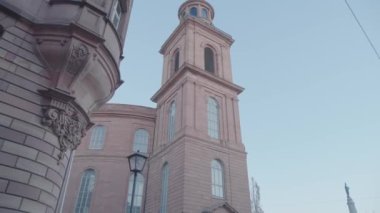 FRANKFURT AM MAIN, GERMANY - 18 Ocak 2019 Tarihsel Paulskirche veya Saint Pauls Kilisesi 'nin yanından geçerken, ilk Alman parlamentosu, Ulusal Meclis' in bulunduğu yer.
