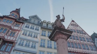FRANKFURT AM MAIN, GERMANY - 18 Ocak 2019 Minervabrunnen heykeli güneşli kış sabahı tarihi Romerberg meydanında.