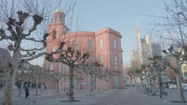 FRANKFURT AM MAIN, GERMANY - 18 Ocak 2019 Paulsplatz 'da tarihi Paulskirche veya Saint Pauls Kilisesi ile güneşli kış sabahı yürüyüş.