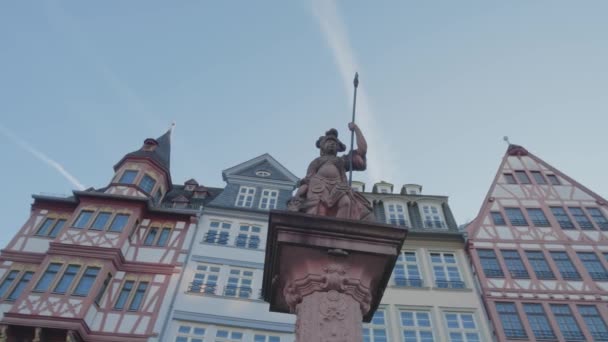 德国法兰克福 法兰克福 2019年1月18日 在阳光明媚的冬日早晨 位于历史性的罗梅尔堡广场的密涅瓦布朗宁雕像 — 图库视频影像