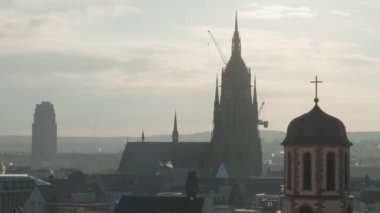 Frankfurt Main, Almanya - 18 Ocak 2019 Güneşli kış sabahında Kaufhofs çatı bahçesinden Liebfrauenkirche kilise kulesi ve Dom Katedrali'nin havadan görünümü.