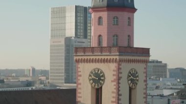 FRANKFURT AM MAIN, ALMANY - 18 Ocak 2019 Saint Catherine Lutheran Kilisesi kulesi manzaralı güneşli kış sabahı Kaufhofs 'un çatı bahçesi. yukarı doğru eğiliyor