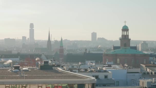 フランクフルト マイン ドイツ 2019年1月18日 晴れた冬の朝のカウフホフスの屋上庭園からセントポール教会と市内中心部のパノラマの空中写真 — ストック動画