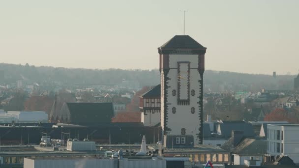 フランクフルト マイン ドイツ 2019年1月18日 晴れた冬の朝のカウフホフスの屋上庭園からランガー フランツ塔のパノラマ航空写真 — ストック動画