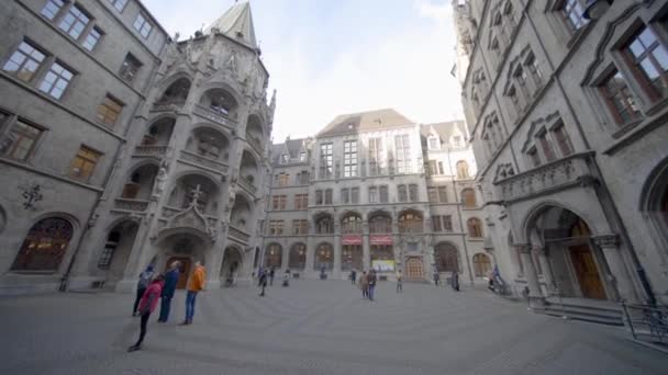 Мюнхен Германия Февраля 2020 Туристы Осмотрели Историческую Ратушу Главной Площади — стоковое видео