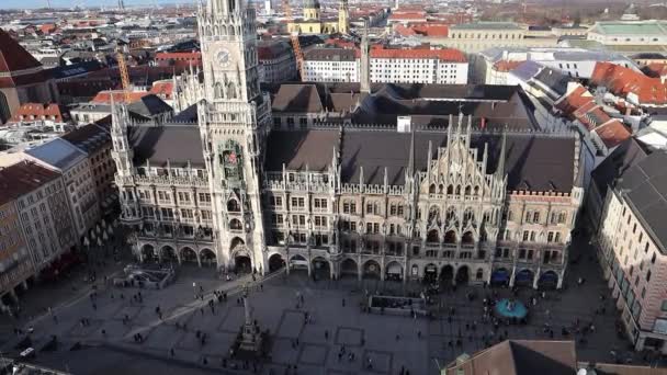 慕尼黑 2020年2月2日 位于市中心马里恩普拉斯广场 Marienplatz 的历史市政厅的空中景观 倾斜着身子 — 图库视频影像