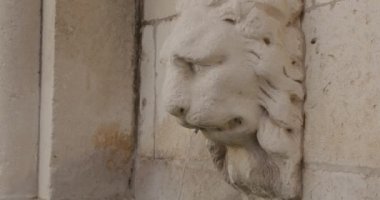 Hırvatistan 'ın Dubrovnik semtindeki Ploce semtindeki tarihi taş çeşme başı, Aslanların ağzından bir su akıntısı akıyor.