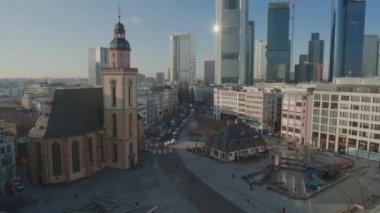 Frankfurt Main, Almanya - 18 Ocak 2019 Güneşli kış sabahında Kaufhofs çatı bahçesinden Hauptwache ve Plaza panoramik manzarası.