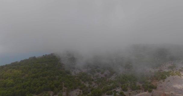 Drone Widok Lotu Ptaka Nad Wzgórzem Srd Pokryte Chmurami Deszczowy — Wideo stockowe