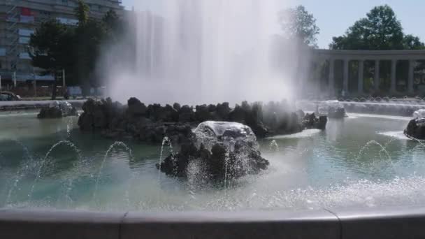 ウィーン オーストリア2018年9月7日 シュワルツェンベルグプラッツにあるヘルデンデンデンケマル ローテン アーミー Heldenenkmal Der Roten Armee として知られるソビエト戦争記念館の噴水の傾斜面 — ストック動画