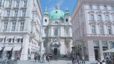 VIENNA, AUSTRIA 7 Eylül 2018 St. Peters Katolik Kilisesi 'nin önündeki Petersplatz meydanından geçen at arabası