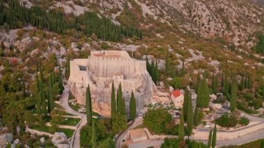 Konavle 'deki Sokol Kalesi' nin havadan görünüşü Dubrovnik Cumhuriyeti 'nde askeri kale olarak kullanıldı. Sokol Şatosu 25 metreden daha yüksek erişilmez bir uçurumun üzerine inşa edildi..