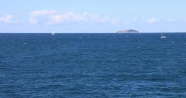 Yatlar, Dubrovnik Hırvatistan yakınlarındaki mavi Adriyatik Denizi 'nde küçük bir adanın yanından geçiyor.