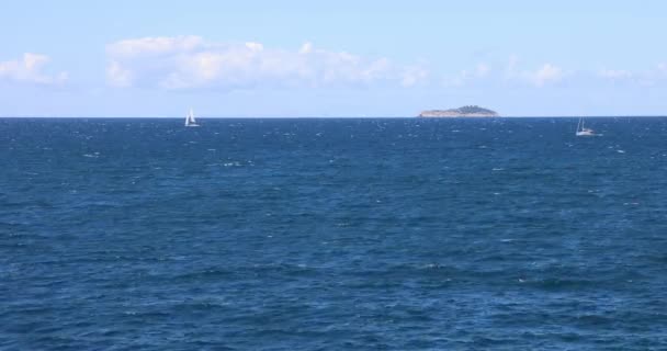 Yates Navegando Junto Una Pequeña Isla Mar Adriático Azul Cerca — Vídeos de Stock