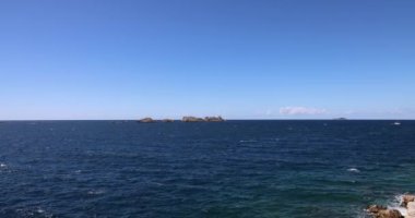 Dubrovnik Hırvatistan yakınlarındaki mavi Adriyatik Denizi 'nde küçük bir tekne kayalıklardan geçiyor.