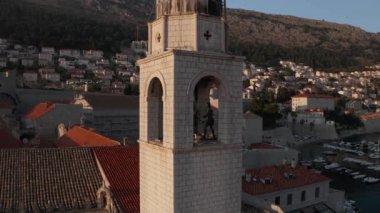 Dubrovnik Hırvatistan 'da gün batımında şehir çan kulesi. Eğik atış