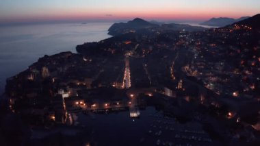 Hırvatistan 'ın eski kenti Dubrovnik' in hava aracı günbatımı manzarası.