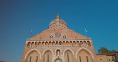 PADUA, İtalya - Nisan 01 2023: Piazza del Santo 'da Aziz Anthony Bazilikası' nın önünden geçen insanlar. Eğiliyor.
