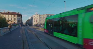 PADUA, ITALY - Nisan 01 2023: tramvay gün batımında Ponte del Popolo köprüsünü geçer.
