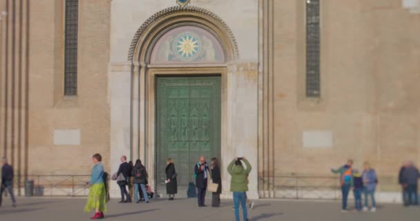 Padua Italien April 2023 Passanten Vor Der Eingangstür Der Basilika — Stockvideo