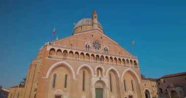 PADUA, İtalya - Nisan 01 2023: Piazza del Santo 'da Aziz Anthony Bazilikası' nın önünden geçen insanlar. Eğiliyor.