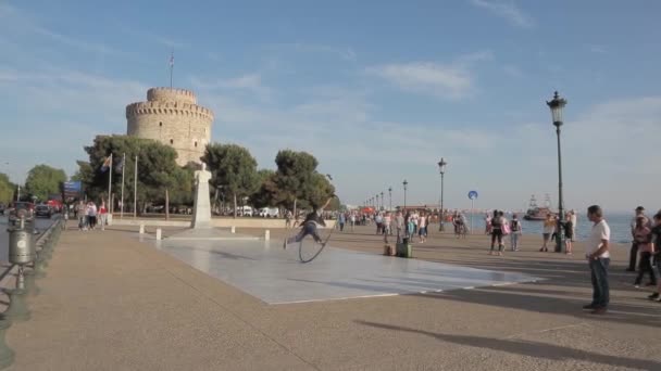 Thessaloniki Grekland Maj 2017 Street Artist Med Cyr Hjul Underhåller — Stockvideo