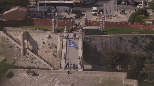 2022年10月22日 绿色城市里的Corfu 位于老威尼斯要塞入口桥的游客 这座城堡建筑在一个人造小岛上 四周都有防御工事 — 图库视频影像